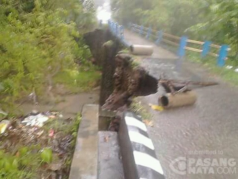 Intensitas Hujan Tinggi Akibatkan Jembatan Jebol