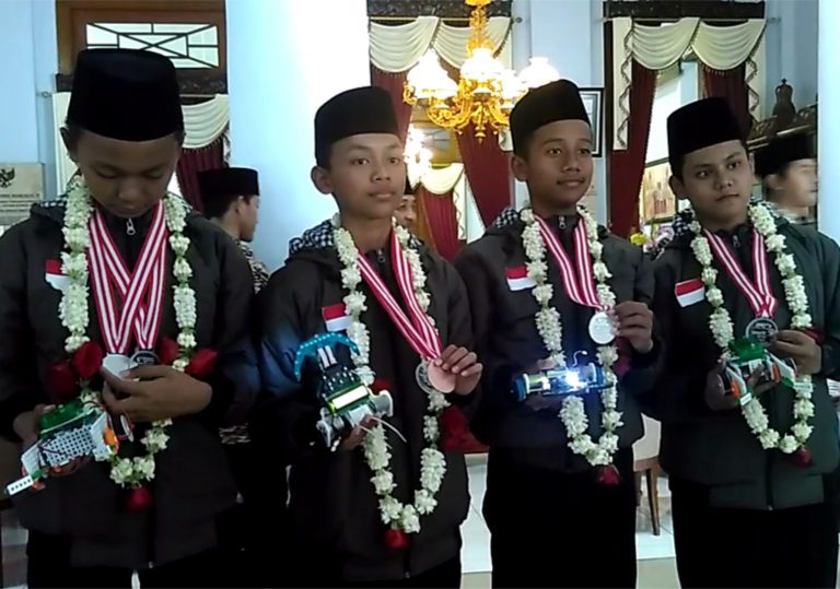 Wow, Santri Asal Blitar Borong Juara Robotik Games di Jepang