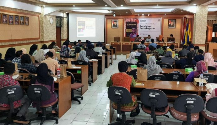 suasana dalam ruang penerbitan buku gus ipul