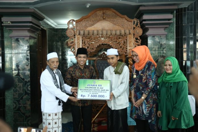 Cak Thoriq memberikan Beasiswa Pendidikan ke Hafid Abdullah disaksikan KH. Sulahak di Ponpes Kyai Syarifuddin Hafidz Qur'an