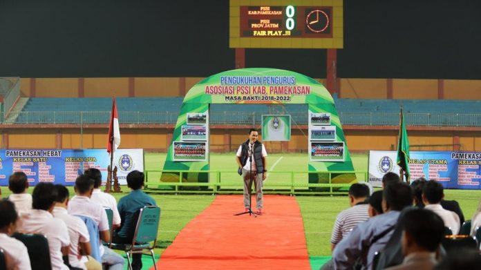 Bupati Pamekasan Badrut Tamam saat sambutan dalam proses pengukuhan Pengurus Askab PSSI Pamekasan, Senin Malam