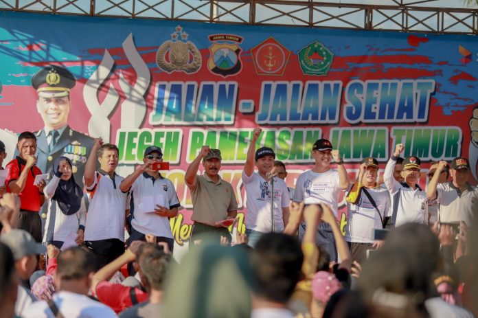 Bupati Pamekasan berserta Kapolres Pamekasan mengajak masyarakat untuk menjaga persatuan
