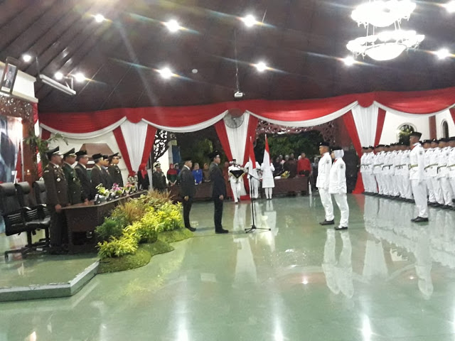 Bupati Pamekasan Badrut Tamam saat mengukuhkan 72 anggota Paskibraka di Pendopo Ronggosukowati