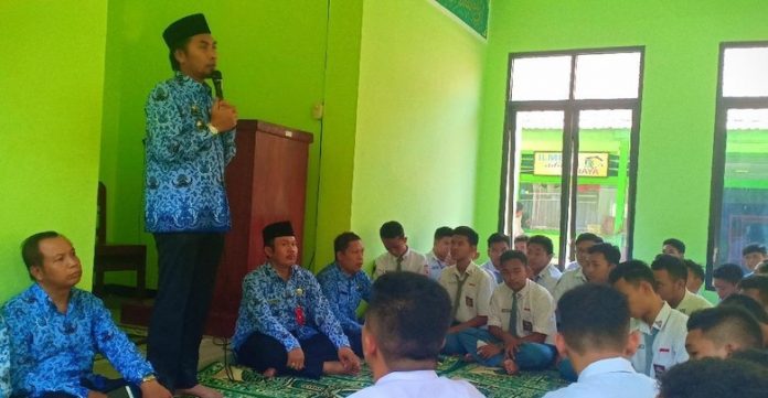 Bupati Madiun Kaji Mbing mengenalkan pencetus Sumpah Pemuda yang berasal dari Madiun saat peringatan Sumpah Pemuda di SMAN 1 Mejayan