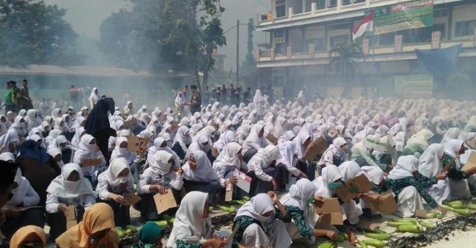 Saat santri di Lamongan pecahkan rekor MURI dengan cara bakar terong sebanyak 4444 secara bersamaan dan liwetan akbar
