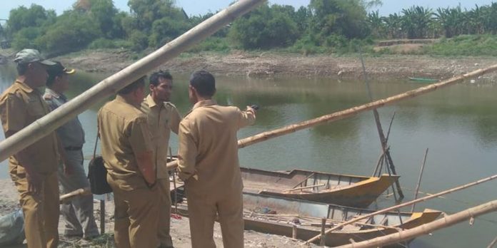 Tim BPCB Jatim saat meninjau lokasi penemuan tiga perahu baja sisa pra kemerdekaan, Kamis