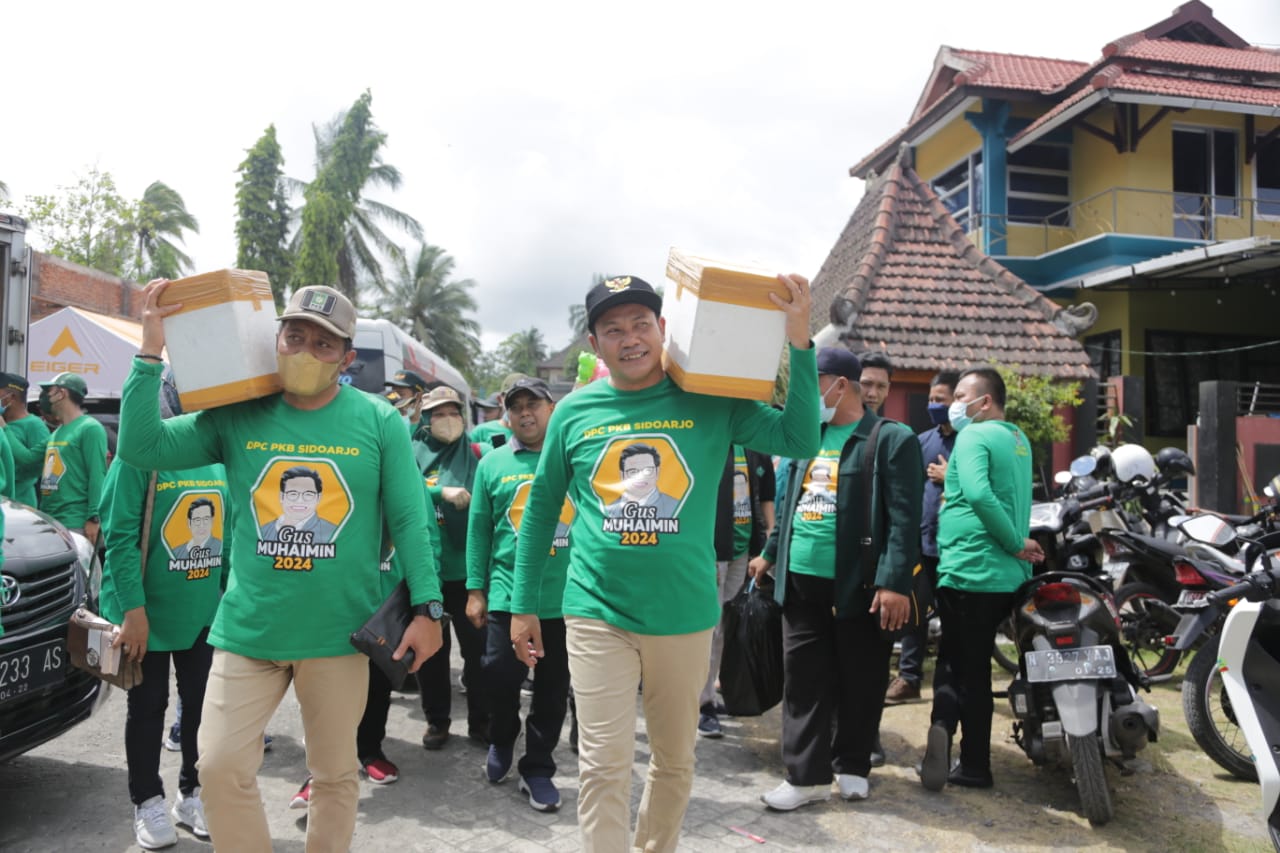 Ketua DPC PKB Sidoarjo Subandi saat terjun langsung ke lokasi pengungsian Pokso Gus Muhaimin (Dok DPC PKB Sidoarjo)