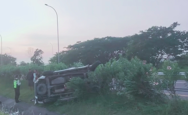 Diduga Mengantuk, Pengemudi Avanza Terguling di Median Tol Jomo