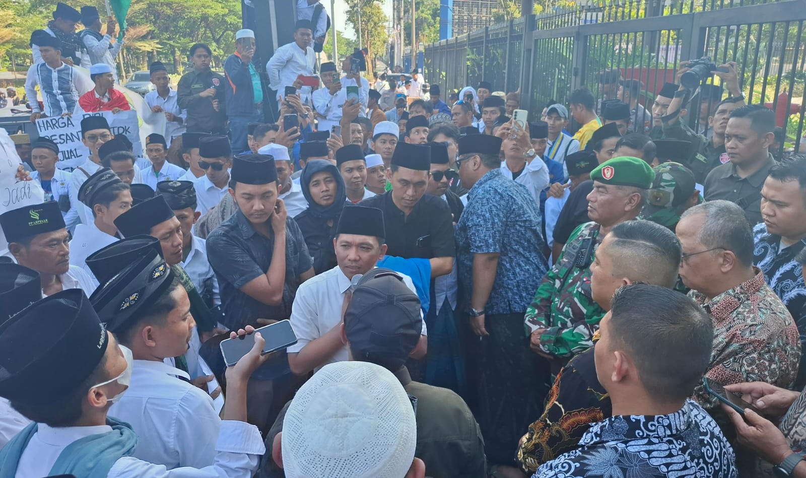 Geruduk Mall Trans Icon Surabaya, Ratusan Santri Desak Chairul Tanjung Segera Sowan ke Kiai