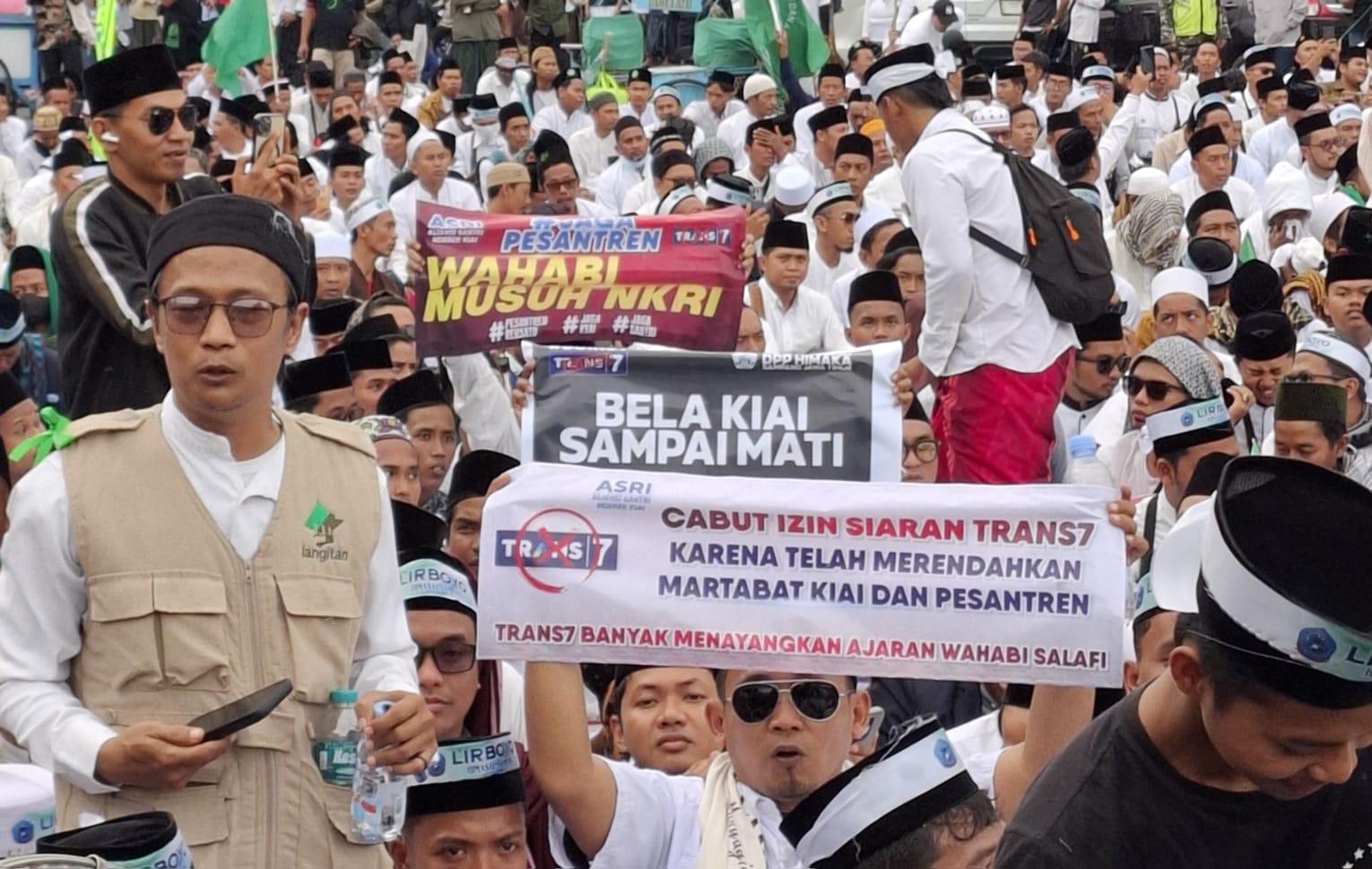 Ribuan Santri Suarakan Kekecewaan di DPRD Jatim: Kiai Adalah Harga Diri Kami