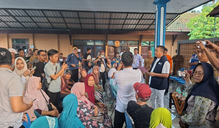 Bupati Situbondo Salurkan Bantuan kepada 169 Korban Terdampak Gempa Banyuputih