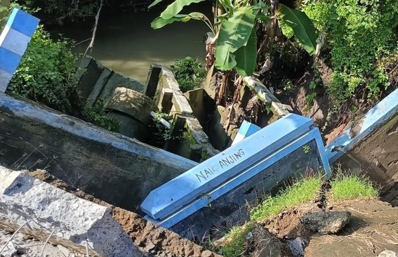 Hujan Deras Picu Longsor di Jalan Raya Sukorame-Slaji, TPT Jembatan Rusak