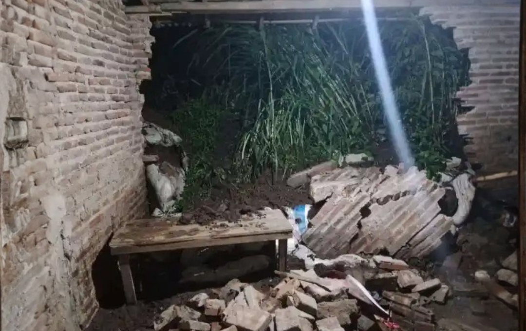 Rumah Lansia di Situbondo Tertimpa Longsor