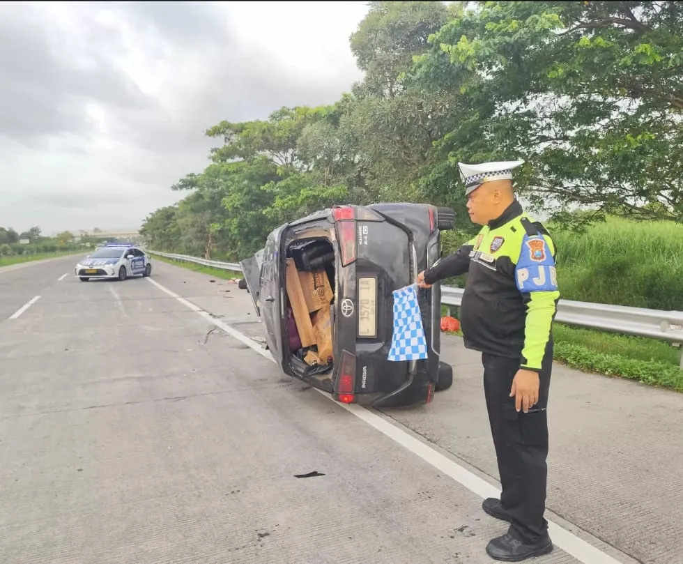 Diduga Sopir Mengantuk, Mobil Innova Berpenumpang 7 Orang Terguling di Tol Jombang-Mojokerto