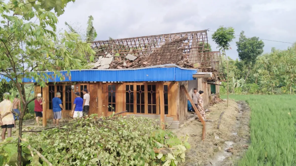 Hujan Deras Disertai Angin Kencang Rusak 17 Rumah di Bojonegoro