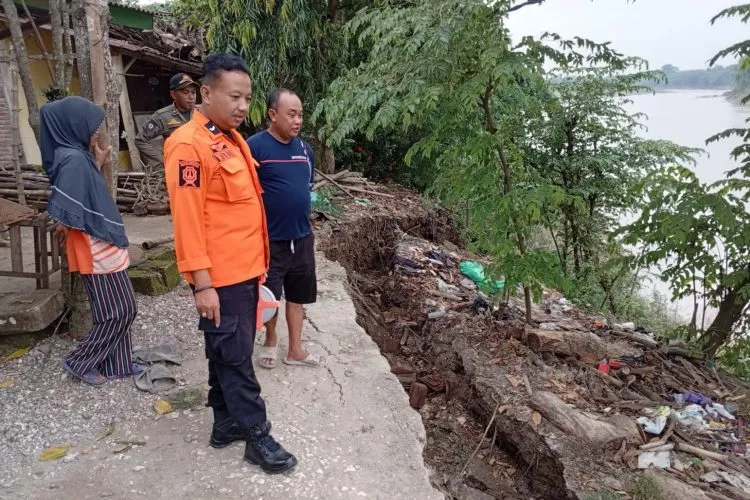 Debit Bengawan Solo Naik Turun, Tujuh Rumah di Balen Bojonegoro Terancam Longsor
