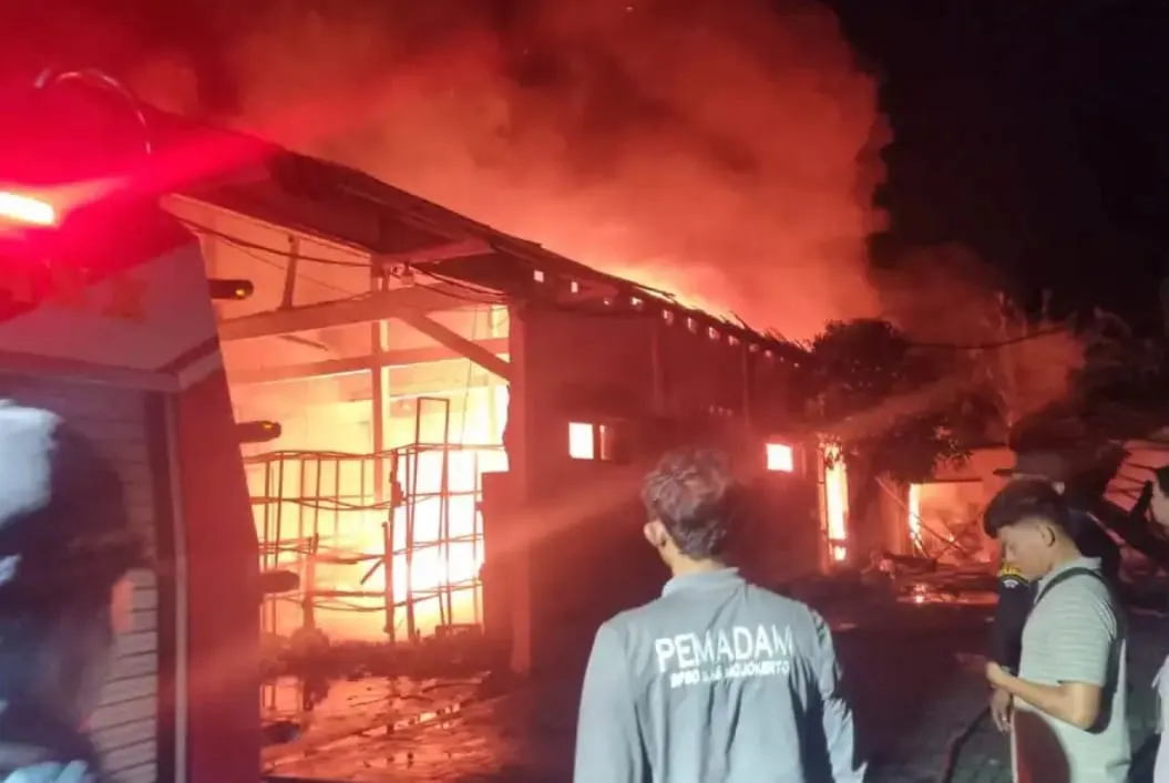 Si Jago Merah Lahap Gudang Sepatu di Kedungmaling Mojokerto