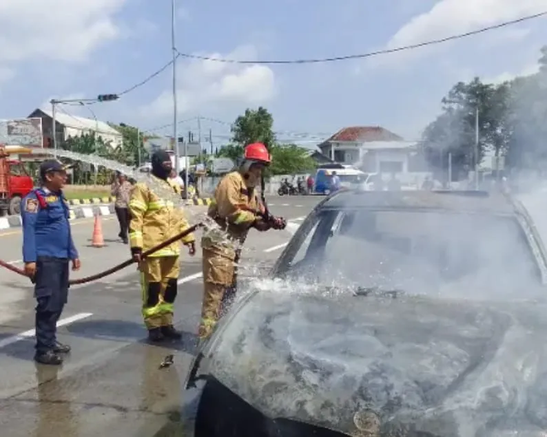 BMW Mewah Terbakar di Exit Tol Kedamean Gresik, Diduga Korsleting
