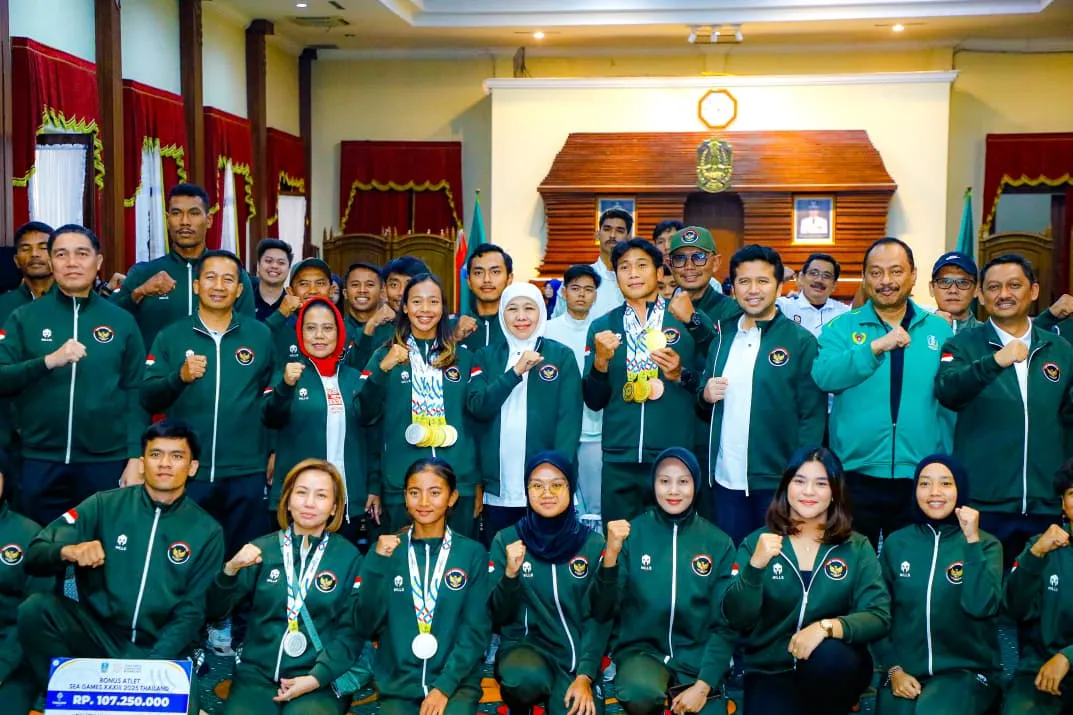 Khofifah Serahkan Bonus Rp8 Miliar untuk 161 Atlet dan Pelatih Jatim Peraih Medali SEA Games 2025