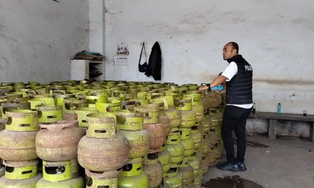 Polres Bondowoso Cek Pangkalan Gas Melon Setelah Video Warga Berebut Tabung Viral