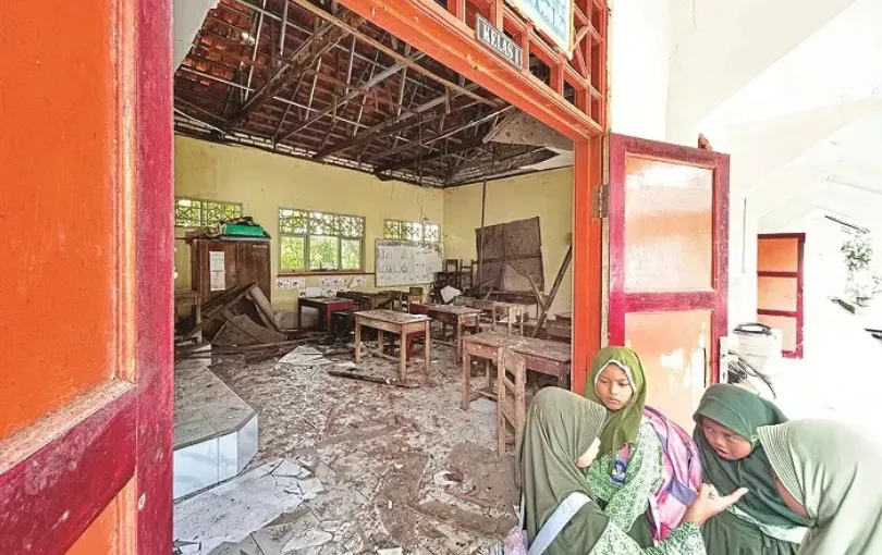 Plafon Kelas SDN Kramat 1 Bangkalan Ambruk, Siswa Berhamburan
