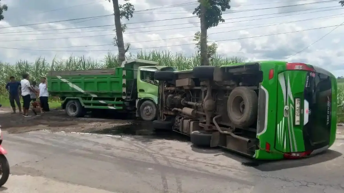Minibus Elf Terguling dan Terseret, 8 Orang Terluka di Tulungagung