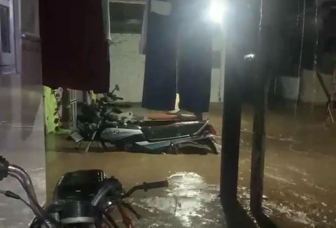 Tragis, 2 Orang Tersengat Listrik Saat Banjir di Situbondo