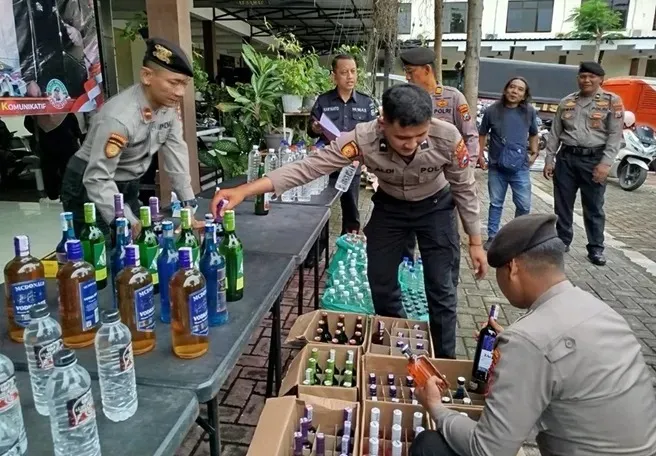 Polres Jombang Bongkar Gudang Miras Ilegal, 680 Botol Diamankan
