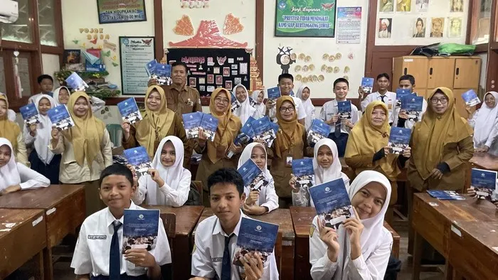 Siswa SMPN 1 Lamongan Antusias Terima Bantuan Buku Tulis dari Presiden Prabowo