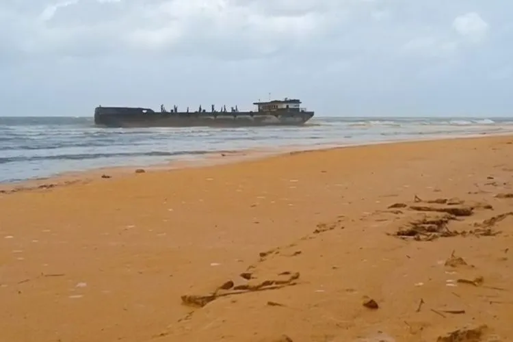 Tumpahan Minyak Sawit Terus Mengalir, Laut Gili Iyang Sumenep Tercemar