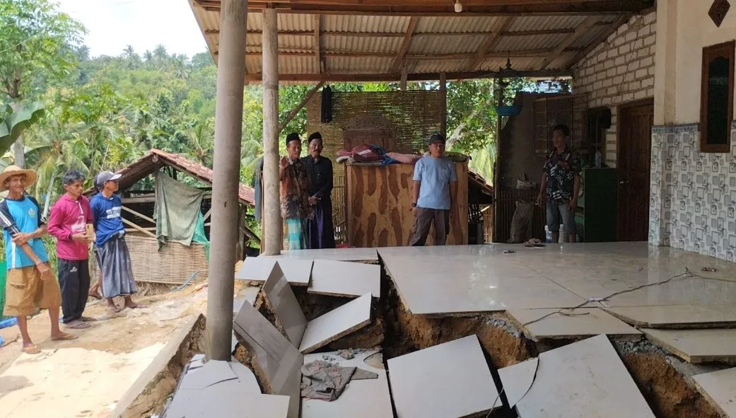 Tanah Bergerak di Pamekasan, Puluhan Warga Mengungsi ke Tempat Aman