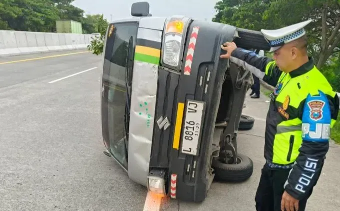 Pecah Ban di Tol Sumo, Pikap Asal Surabaya Terguling