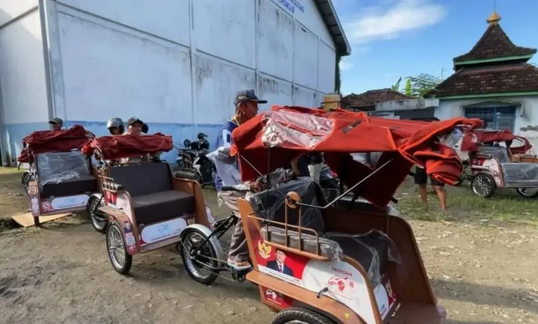 Presiden Prabowo Serahkan 200 Becak Listrik untuk Tukang Becak di Lamongan
