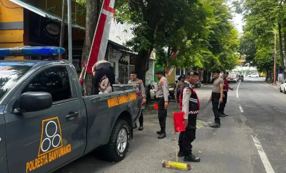 Cegah Kecelakaan, Polresta Banyuwangi Gelar Gerakan Tambal Lubang Jalan
