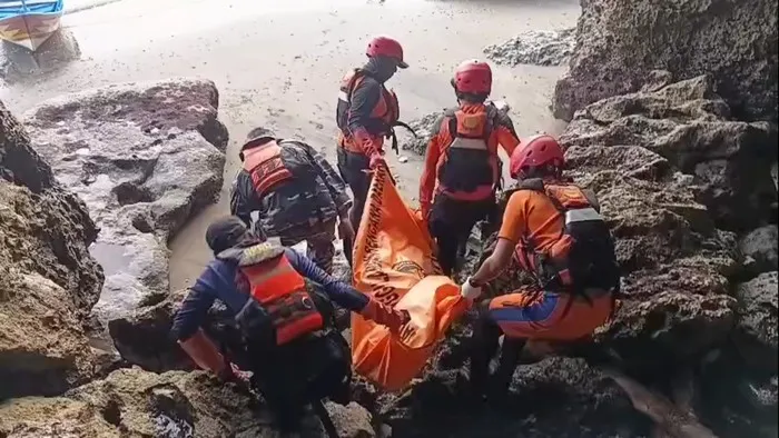 Aksi Heroik Berujung Duka, Wisatawan Malang Ditemukan Meninggal di Pantai Sine