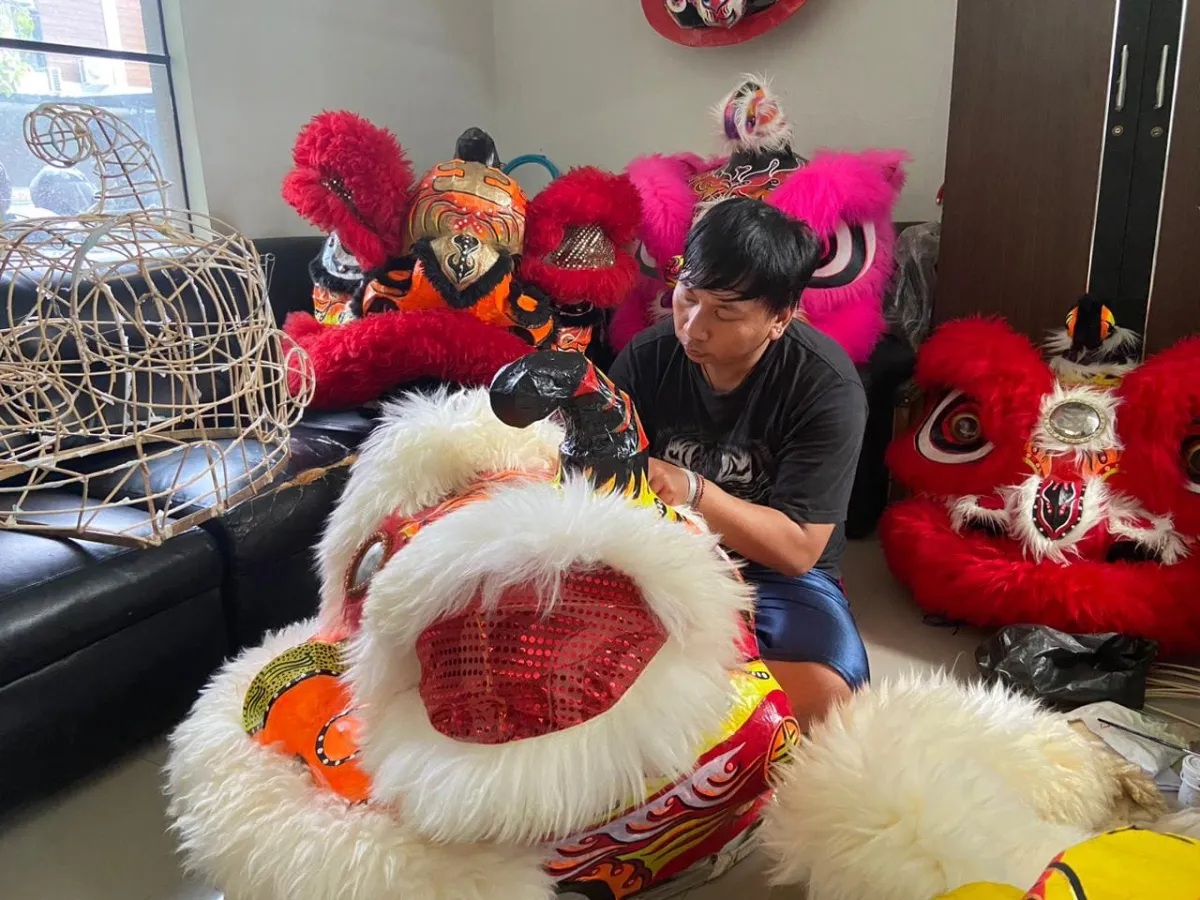 Jelang Imlek 2026, Perajin Barongsai di Sidoarjo Kebanjiran Pesanan dari Berbagai Daerah