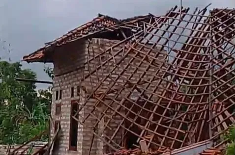 Rumah Warga di Sumenep Ambruk Disapu Angin, Nur Faizin Dorong Bantuan Pemprov Jatim