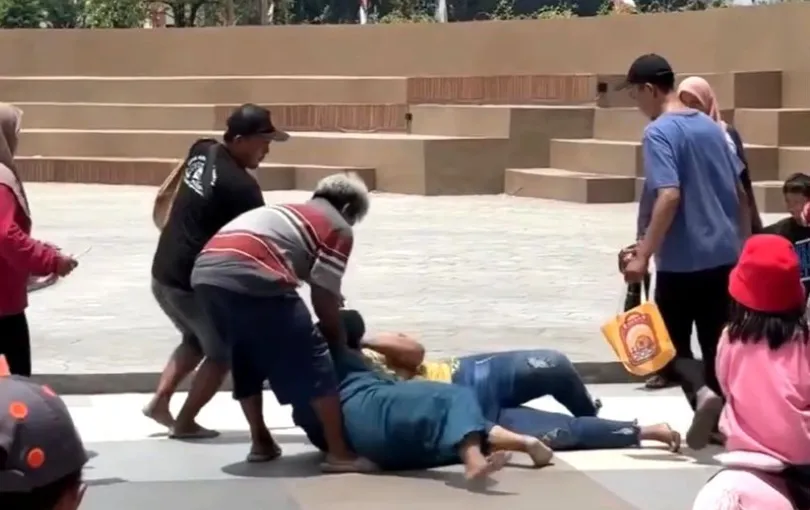 Viral! Emak-emak Adu Fisik di Monumen Jayandaru Sidoarjo