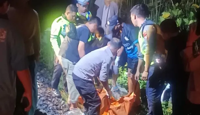 Palang Tak Tertutup, Pengendara Motor Tewas Tertabrak Kereta Api di Lamongan
