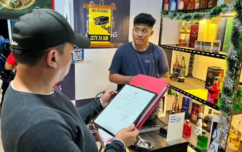 Polisi Segel Kafe Penjual Miras di Pusat Kota Pasuruan