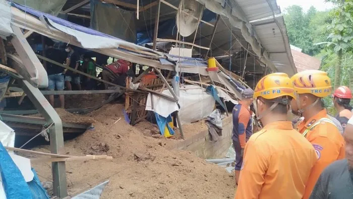 Dua Pekerja Tewas Tertimbun Kandang Ayam Roboh di Malang