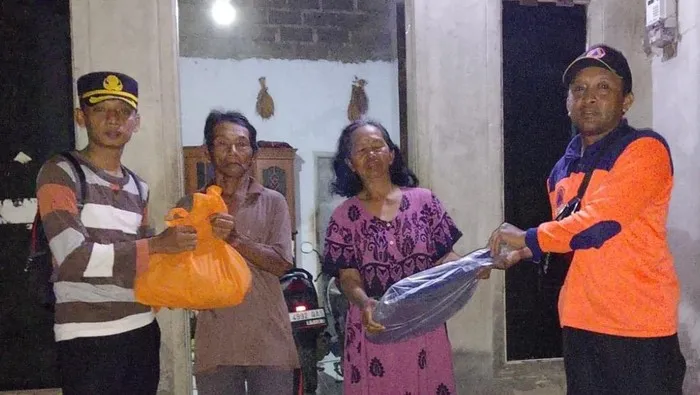 Pemkab Banyuwangi Salurkan Bantuan untuk Warga Terdampak Hujan Lebat dan Angin Kencang