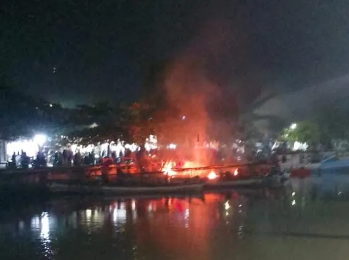 Konflik Antar-Nelayan, 12 Perahu Dibakar di Pelabuhan Pasuruan