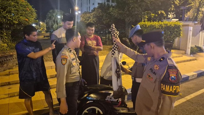 polisi mengamankan sejumlah remaja diduga hendak melakukan perang sarung di alun alun ponorogo 1771561931513 169 Kapolres Ponorogo Imbau Masyarakat Tak Gelar Perang Sarung dan Sound Horeg