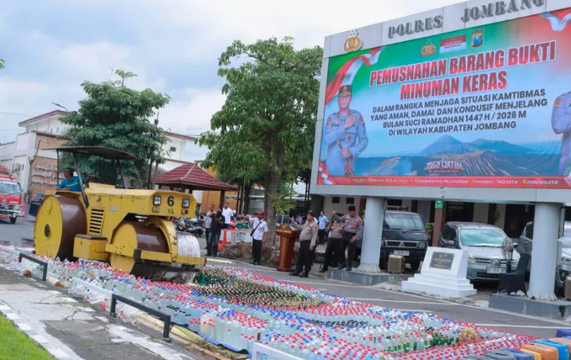 Jelang Ramadhan, Polres Jombang Musnahkan 7.310 Botol Miras