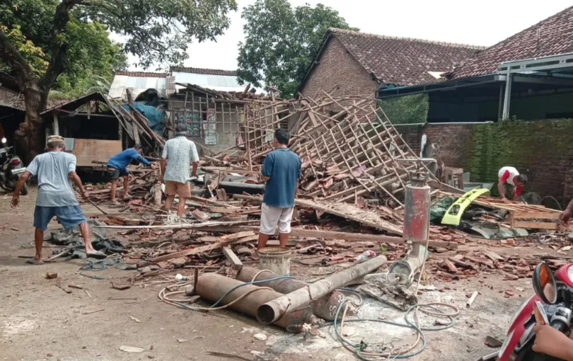 Hujan Angin Terjang Situbondo, Rumah Warga Sumberwaru Roboh Total