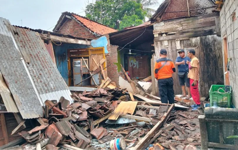 Rumah Roboh Saat Dini Hari, Tiga Warga Situbondo Terluka