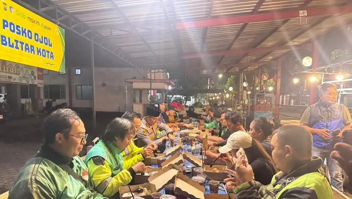 Polres Blitar Kota Gelar Sahur Bareng Ojol di Pasar Wage, Perkuat Sinergi Jaga Kamtibmas