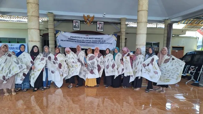 Berdayakan PMI Purna di Blitar, Dosen UMM Inisiasi Kelompok Usaha Ecoprint