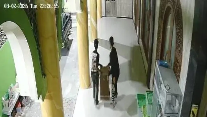 Terekam CCTV, Dua Pria Curi Kotak Amal Masjid di Bojonegoro